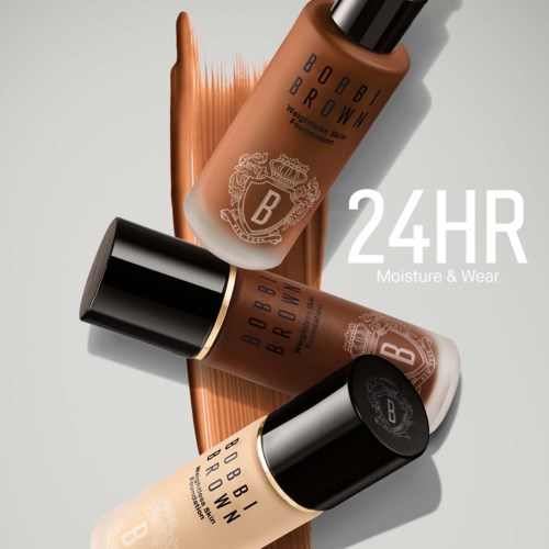 Tre Bobbi Brown hudvårdsflaskor, varav en visar 24-timmars återfuktning och slitstyrka. De är placerade på en vit bakgrund.