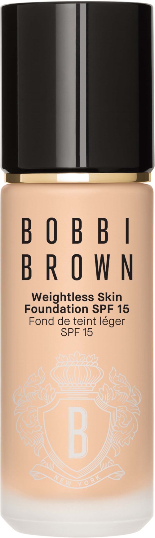 En foundationflaska med svart lock, beige vätska inuti och namnet 'Bobbi Brown' på.