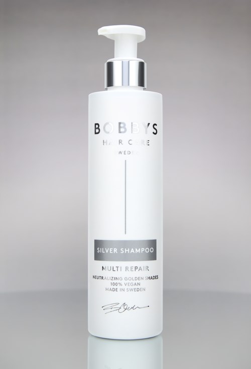 En vit schampoflaska med pumplock, märkt 'Bobby's Silver Shampoo Multi Repair, vegansk och tillverkad i Sverige.'