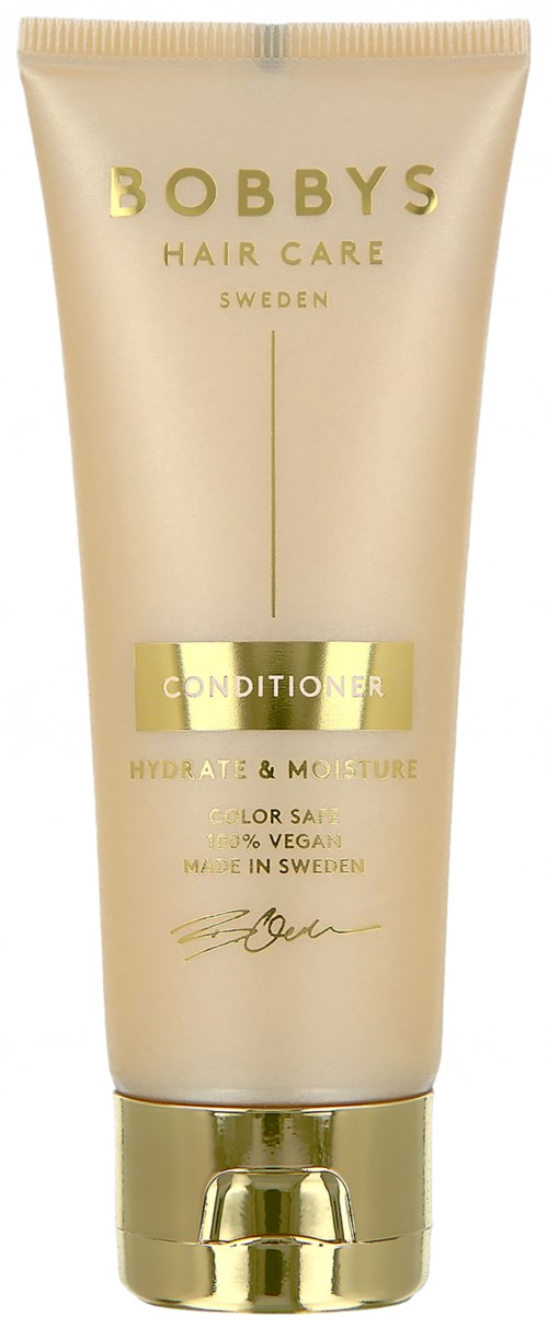 Röret är beige med guldaccenter, märkt som Bobby's Hair Care Conditioner, med fokus på hydrering och fukt, tillverkat i Sverige.