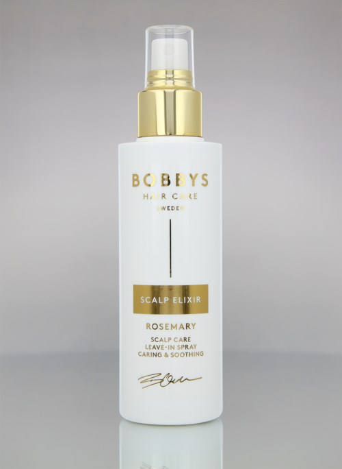En vit flaska med guldlock och sprayhuvud, märkt 'Bobby's Place Rosemary Scalp Elixir' för hårvård.