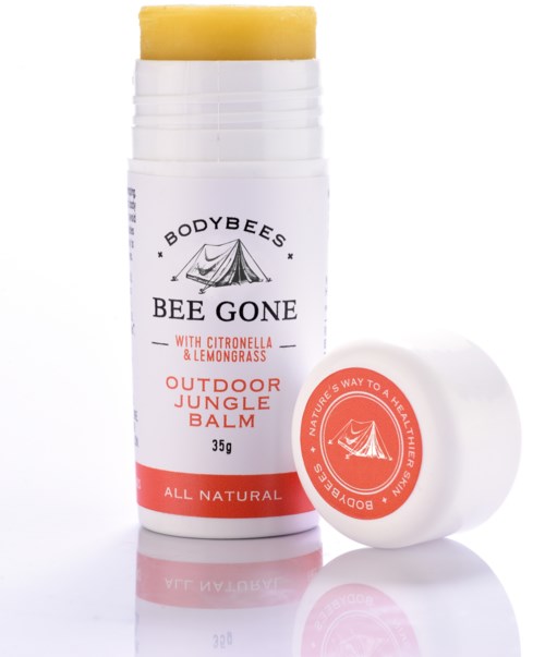 Biały sztyft balsamu na zewnątrz z żółtym końcem, oznaczony 'BODYBEES BEE GONE,' zawiera citronellę i trawę cytrynową.