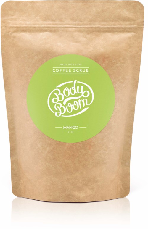 Brunt papirpose med en grønn sirkelmerke som sier 'Body Boom Coffee Scrub Mango'.