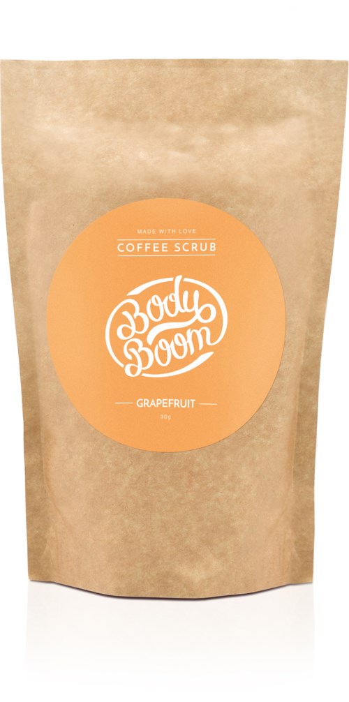 En brun papppose med en rund oransje etikett som sier 'Body Boom' og 'Grapefruit'. Det er et kaffeskureprodukt.