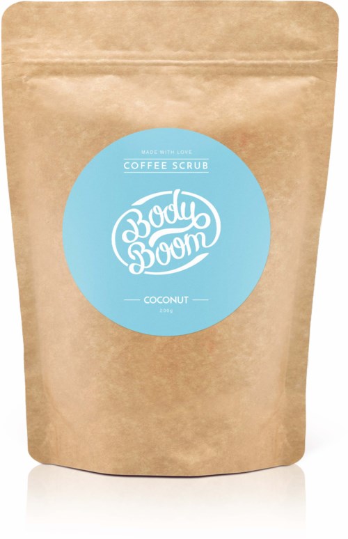 Kaffe skrubb pakke med en blå etikett som sier 'Body Boom' og 'Coconut.'