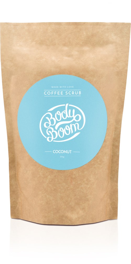 En brun papirpose med Body Boom kokos kaffeskrubb og en blå etikett.