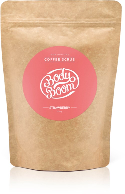 En brun papppose inneholder jordbær kaffe skrubb med et rosa label som sier 'Body Boom' og 'Made with Love'.
