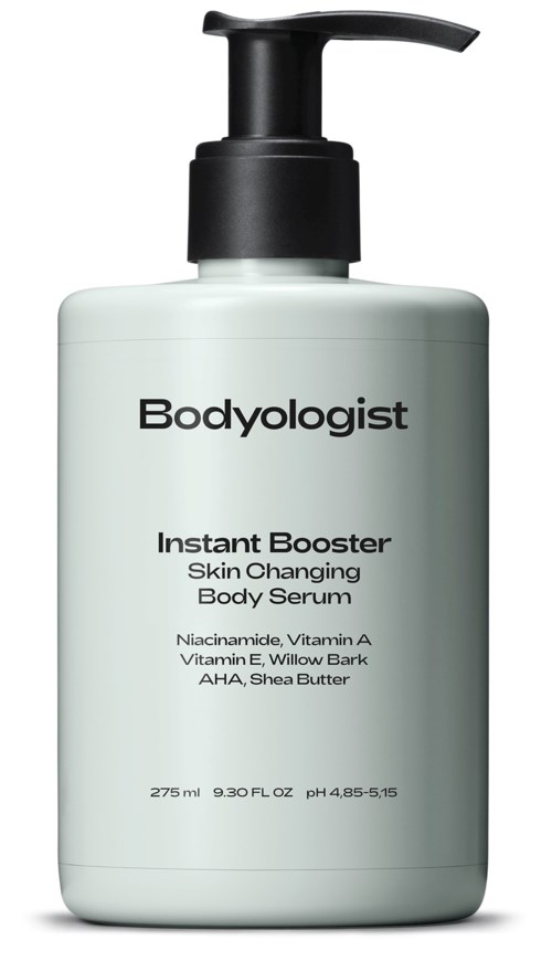 Valkoinen pullo, jossa musta pumppu, nimeltä 'Bodyologist' ja 'Instant Booster', ihon ja kehon hoitoon.