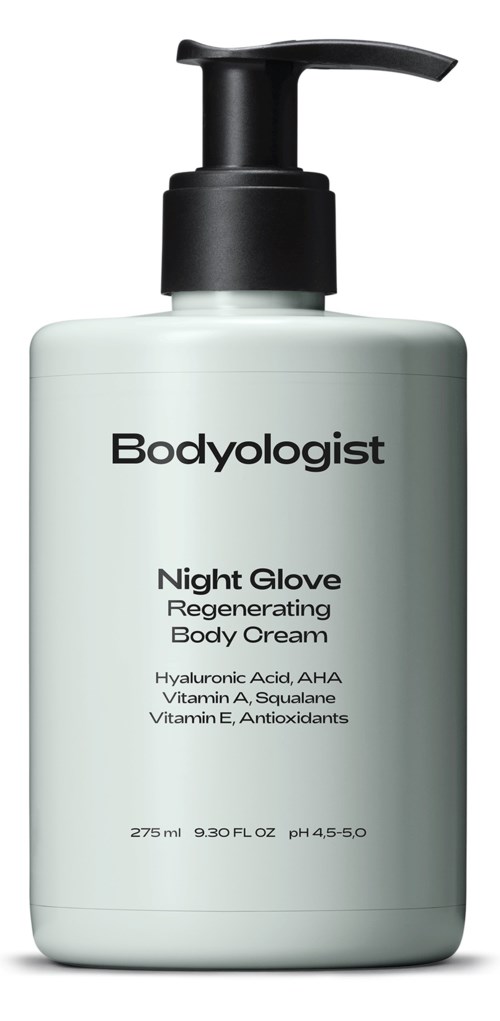 En vit flaska med svart pump märkt 'Night Glove' kroppskräm med ingredienser som hyaluronsyra och vitaminer.