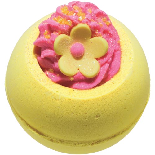 Keltainen kylpypallo, jossa on pinkki ja keltainen kukka koristeena päällä.