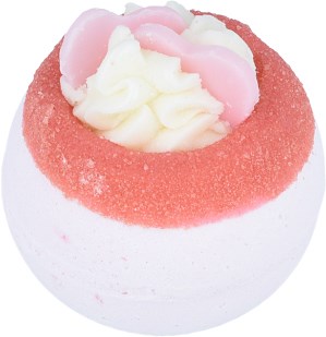 Ett runt badbombe med rosa, vit och röd färg, dekorerad med blomformade tvål eller dekorationer på toppen.