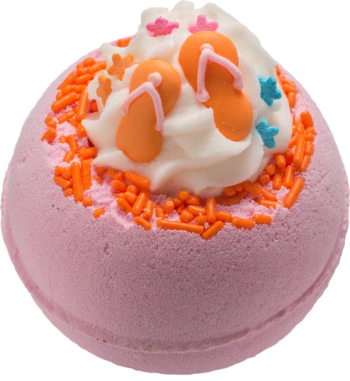 En rosa badesalt formet som en cupcake, dekorert med fargerike strøssel og topped med hvitt skum.
