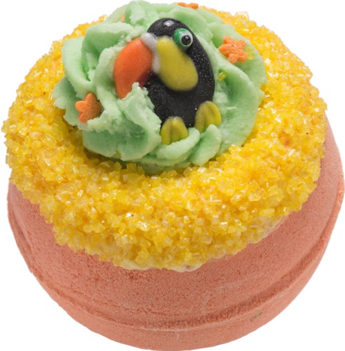 En cupcake med rosa frosting, gult sukker og en grønn topp med en toucan-dekorasjon.