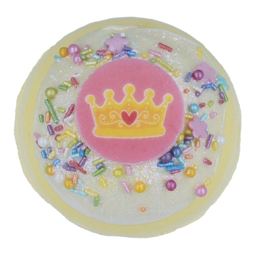 En rund, pyntet kake med en rosa krone og små fargerike strøssel på toppen.