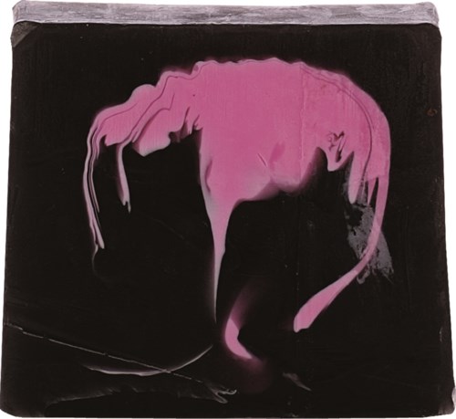 Gadekunst med pink flamingo silhuet mod sort baggrund, der skaber en iøjnefaldende visuel effekt.