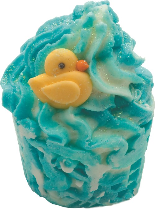 En cupcake med blå og hvit frosting og en liten gul gummitøffel på toppen.
