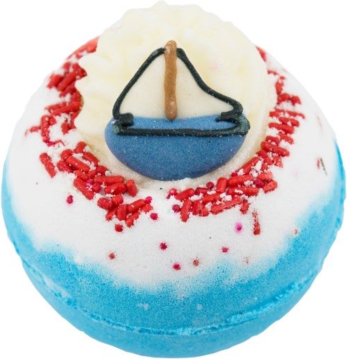 En kake dekorert med røde strøssel, blå og hvit frosting, og en seilbåttopper.
