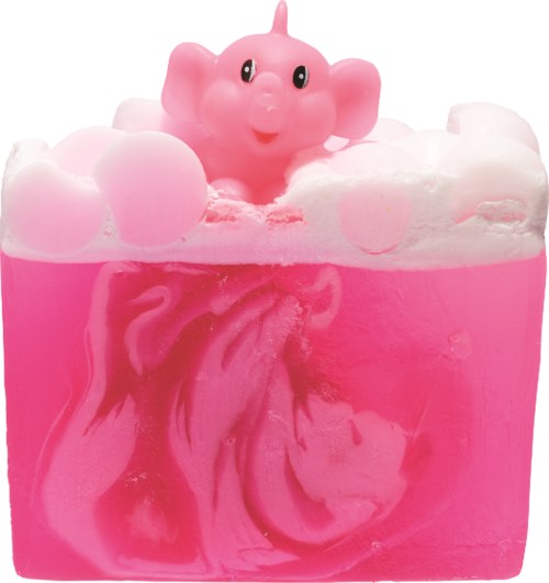 En rosa sæbe med en smilende elefant charm på toppen, omgivet af hvide skum.