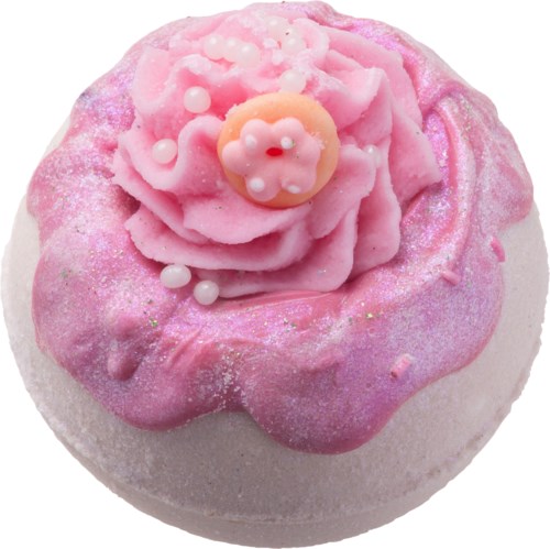 En lyserød og hvid pyntet cupcake med en blomst og små hvide pynt på toppen.