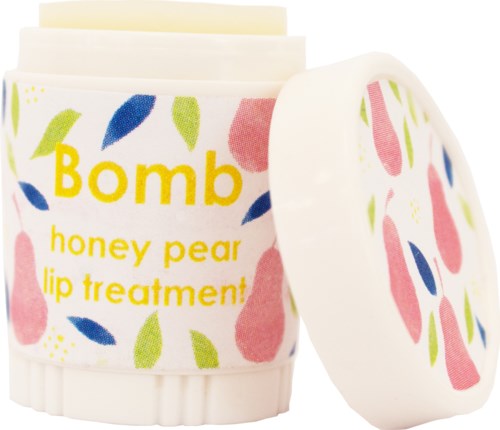 En læbebehandling i hvid beholder med farverige blade og frugtdesign samt gul tekst, der siger "Bomb honey pear lip treatment."