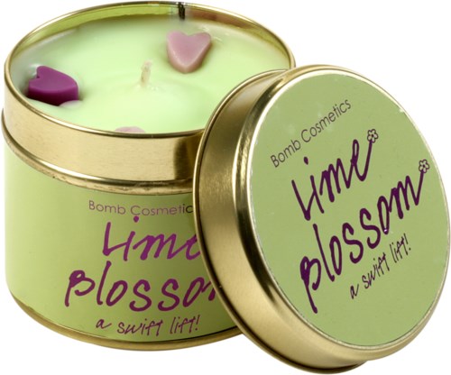 Et grønt duftlys med små hjerteformede lys indeni, mærket 'Lime Blossom' af Bomb Cosmetics.