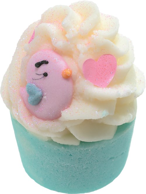 En pyntet cupcake med hvid og pink frosting, en sød pink figur, og en pink hjertepynt.