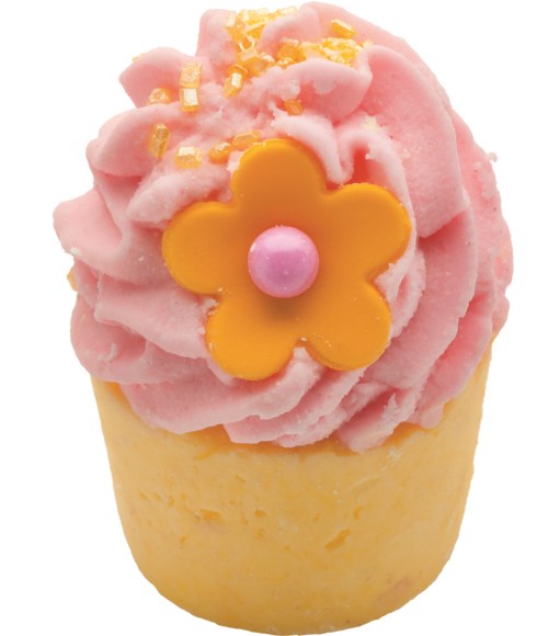 En cupcake med lyserød frosting, gult blomsterdekoration og guldperler i et gult papirkrus.