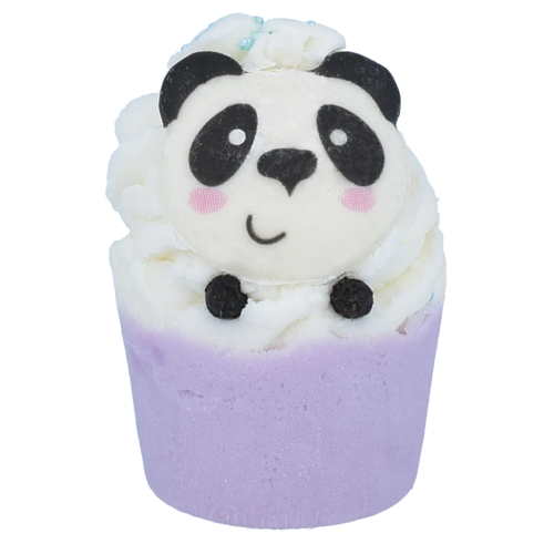 En kopp med en søt pandaansikt laget av frosting og dekorasjoner, toppet med hvite og svarte detaljer.