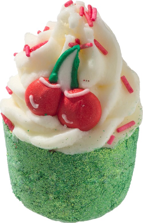 En pyntet cupcakes med grøn sukkerskal, hvid frosting og kirsebærformet krymmel på toppen.