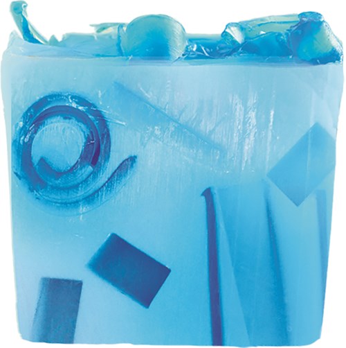 En blå genbrugscontainer fyldt med sammenkrøllet papir og plastikaffald, der flyder over. Beholderen står udendørs.