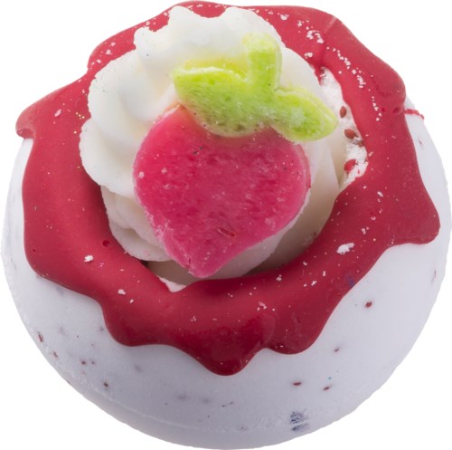 En hvid dessert med pink og grøn fondant og rød sovs rundt om.