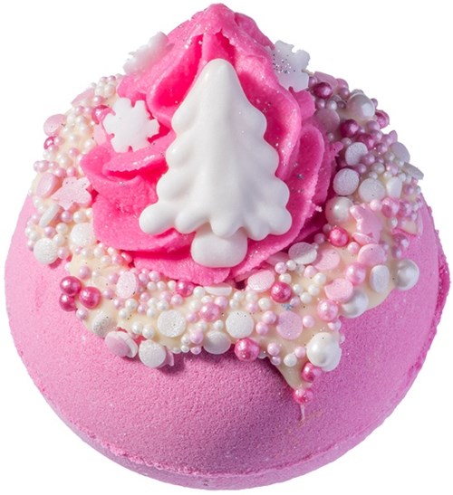 En lyserød badebombe med hvide og pink drys og et hvidt juletræ på toppen.