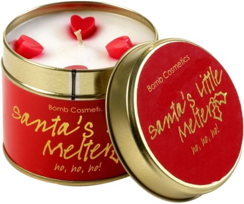 Liten ljus med röda hjärtan inuti, märkt som Santa's Little Melter, i en röd och guldig burk.