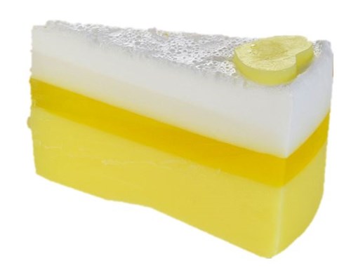 Et lagdelt sitrusdessert med hvite og gule lag, toppet med sitronskiver og skum.