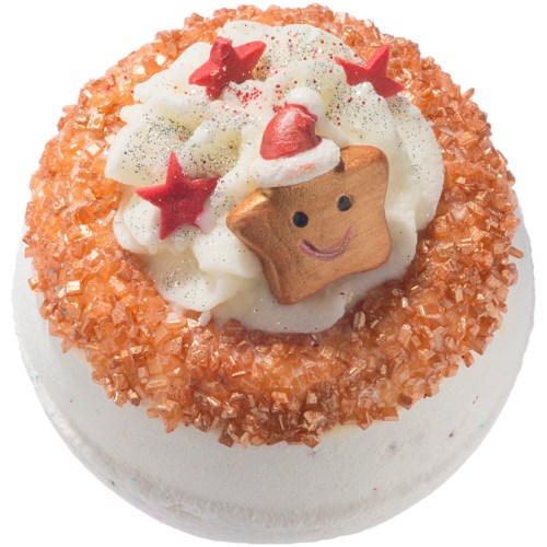 En pyntet muffin med orange sukker rundt kanterne, hvid frosting og en småkage med et smil.