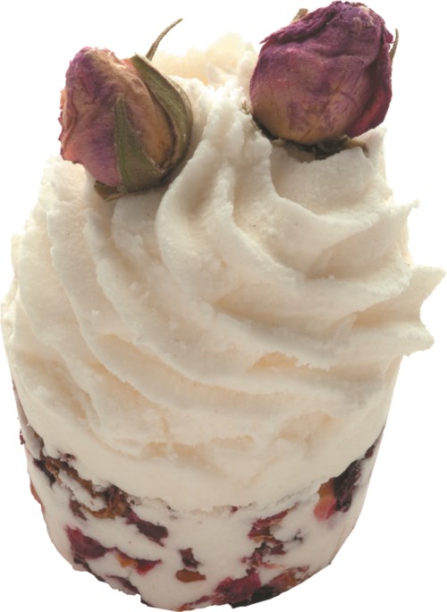En dessert med flødeskum, to tørrede roseknopper og nogle bær i bunden.