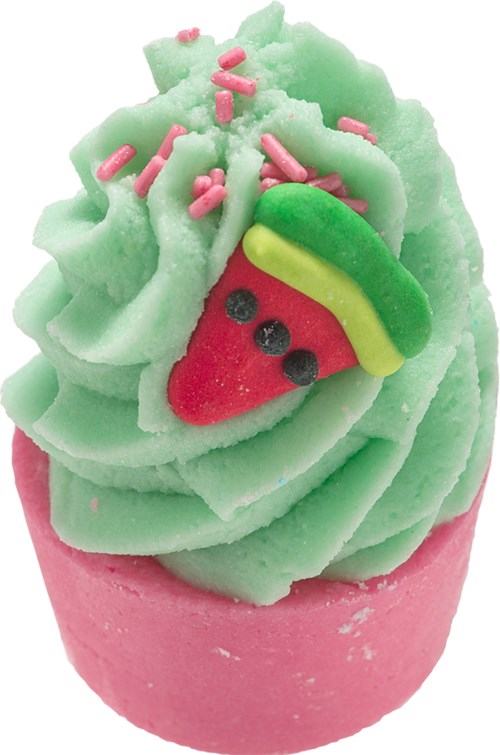 En farverig cupcake med grøn frosting, krymmelmix og en vandmelon dekoration på toppen.