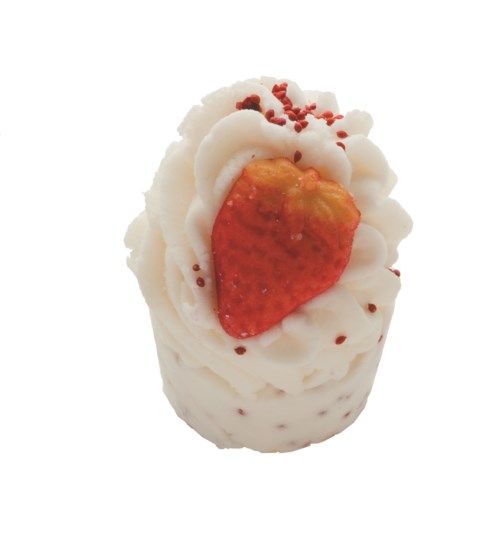 En lille cupcake med hvid frosting, pyntet med en jordbærlignende topping og røde små krymmel.