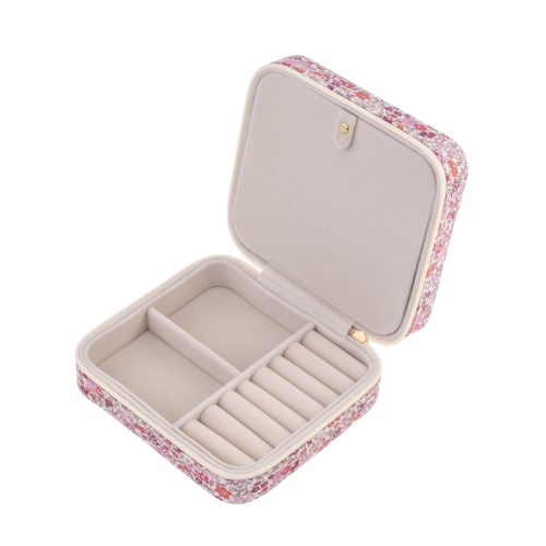 Een roze bloemen sieradendoos met vakjes voor ringen, kettingen en kleine items.