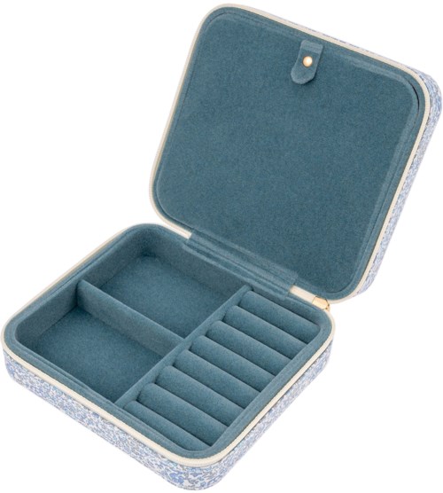 En liten, öppen smyckeslåda med fack, klädd med mjuk blå tyg inuti.