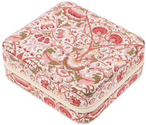 En kuddfläck med blommönster, huvudsakligen rosa och gröna färger, dekorativ och mjuk tyg.