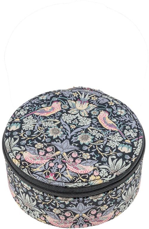 En rund väska med färgglada fåglar och blommönster på mörk bakgrund.