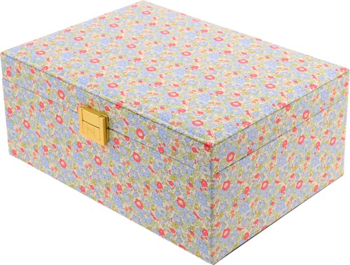 Een doos bedekt met kleurrijk bloemenpapier, heeft een kleine goudkleurige slot aan de voorkant.