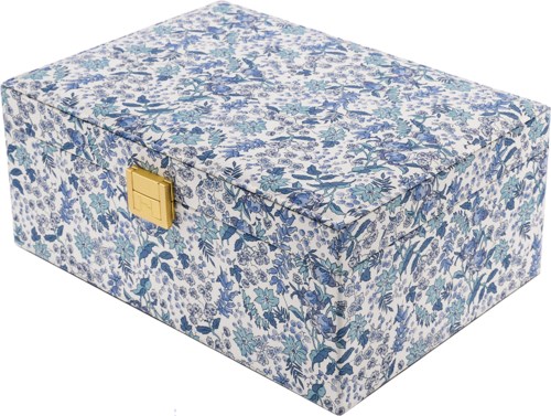 Een met bloemenpatroon beklede doos met een goudkleurige slot, bedekt met blauwe en witte bloemen, ziet er decoratief en vintage uit.