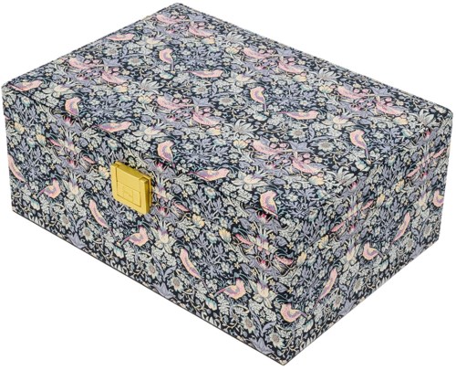 En rektangulär box täckt av ett blommönster med fåglar och ett gult lås på sidan.