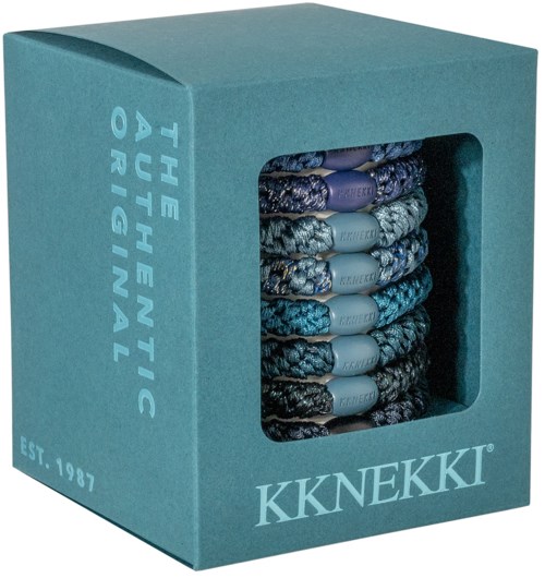 Kleurrijke, gemengde sokken gestapeld in een blauwe doos met het label 'Kekki' en 'The Authentic Original'.