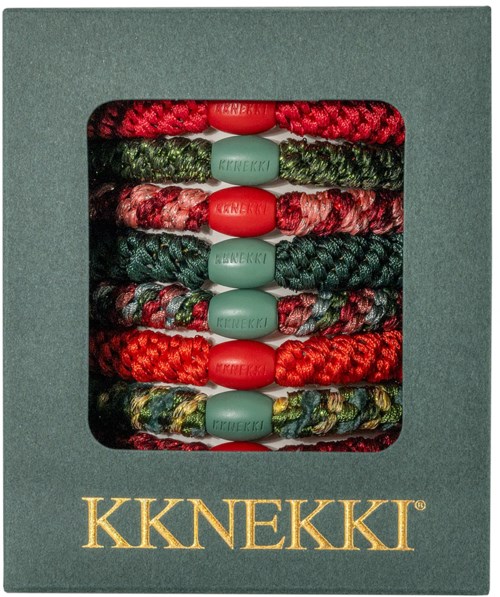 Kleurrijke gevlochten armbanden met kralen, netjes in een doos met 'KKNEKKI' erop.