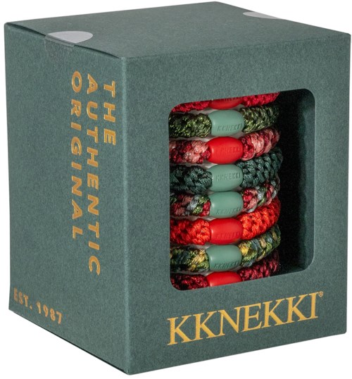 Kleurrijke, gevlochten sokken met rode accenten in een groene doos met de tekst "Kekki" en "The Athentic Original."