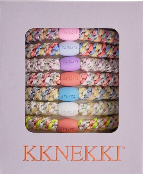 Seks farvede flettede armbånd i pastel- og klare nuancer i en hvid æske. Brandnavnet Kknekki er nederst.