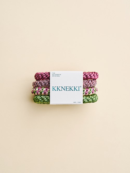 Stak af tre farverige, teksturerede badeaccessories med KKNEKKI-mærkat i midten.
